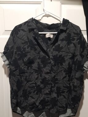 Universal Thread Black Floral Button-Down Short Sleeve Shirt